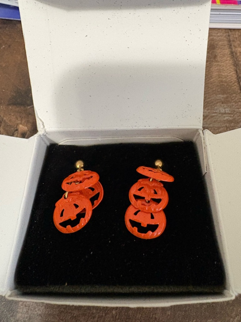 Avon Vintage 1999 Halloween dangle earrings